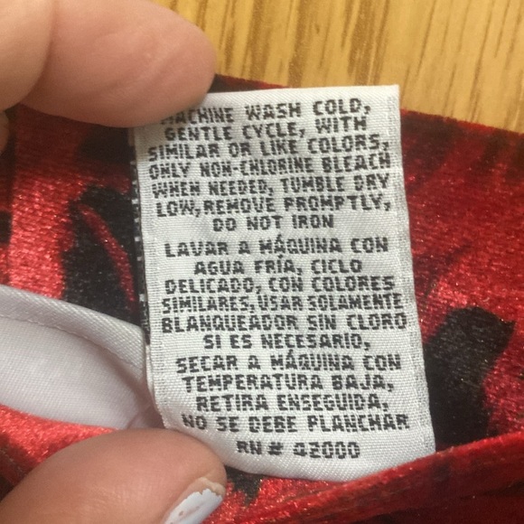 Elegant Red Floral Skirt size medium - Picture 5 of 5